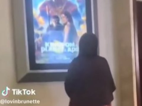 Woman Laughs at Mother Watching Movie Posters in the Cinema, Ends Up Getting Fired from Her Workplace