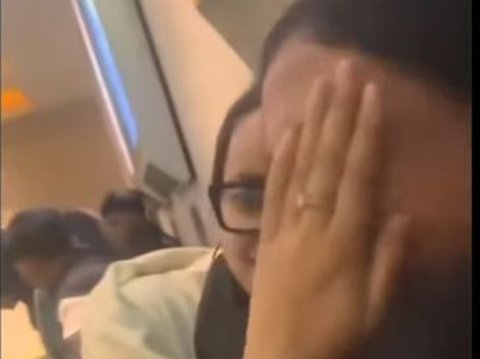 Woman Laughs at Mother Watching Movie Posters in the Cinema, Ends Up Getting Fired from Her Workplace
