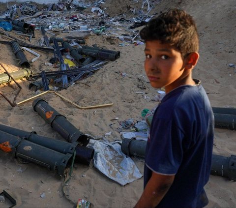 FOTO: Potret Anak-Anak Palestina Kumpulkan Sisa Amunisi AS, Jejak Serangan Brutal Israel ke Gaza