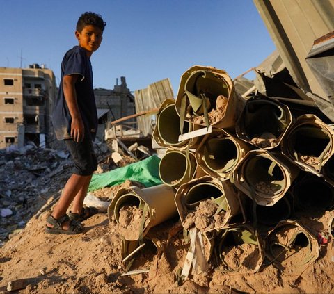 FOTO: Potret Anak-Anak Palestina Kumpulkan Sisa Amunisi AS, Jejak Serangan Brutal Israel ke Gaza