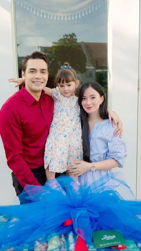 Melalui media sosial, Asmirandah kerap mengunggah momen kebersamaannya dengan suami dan putri tercinta, Chloe.