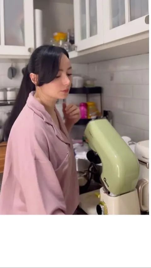 Momen saat Chloe turut membantu Asmirandah di dapur ini juga tak lepas dari sorotan.