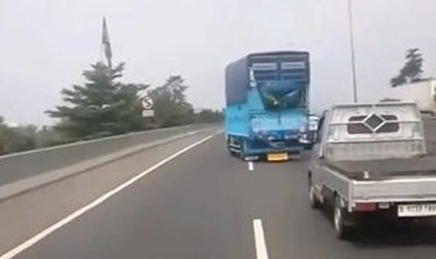 Bak Film Laga, Viral Kejar-Kejaran Mobil Polisi dengan Truk yang Melaju Zig Zag di Tol Cikunir