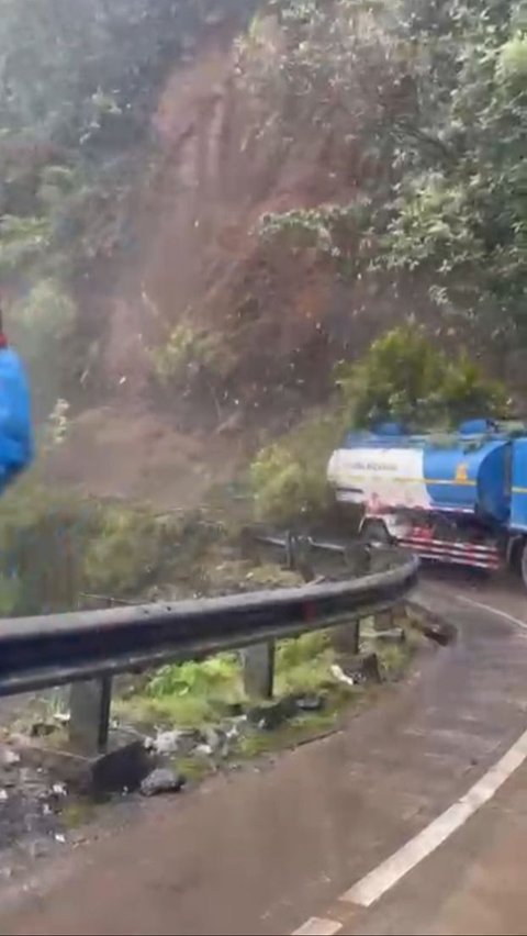 Detik-Detik Tebing di Jalan Lintas Padang-Solok Sumbar Kembali Longsor, Truk Tangki Nyaris Tertimbun Tanah