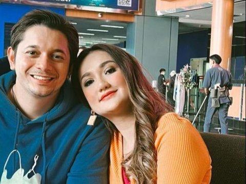 Tengku Dewi Putri's Shocking Revelation: Conversation with Artist S Who Was Caught Hugging and Sheltering Andrew Andika During a Fight
