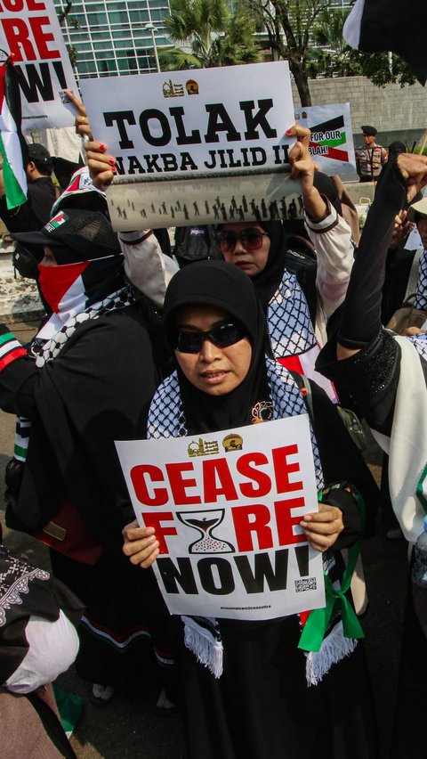 FOTO: Massa Bela Palestina Gelar Aksi Peringatan 76 Tahun Nakba di Depan Kedubes AS