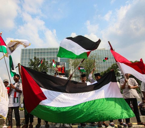 FOTO: Massa Bela Palestina Gelar Aksi Peringatan 76 Tahun Nakba di Depan Kedubes AS