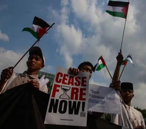 FOTO: Massa Bela Palestina Gelar Aksi Peringatan 76 Tahun Nakba di Depan Kedubes AS