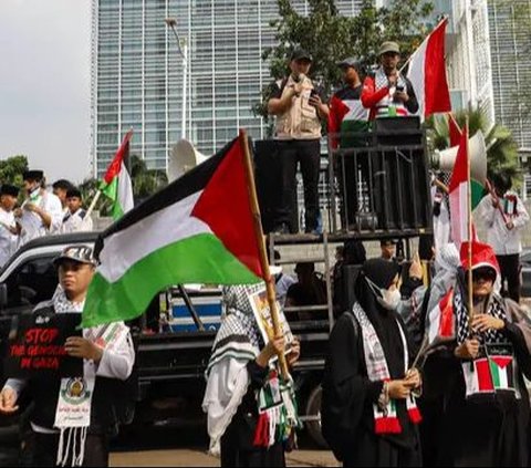 FOTO: Massa Bela Palestina Gelar Aksi Peringatan 76 Tahun Nakba di Depan Kedubes AS