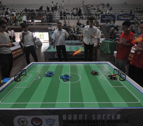 Peserta mengikuti perlombaan kategori Robot Soccer dalam Turnamen Robotik Indonesia 2024 di Padepokan Pencak Silat, Taman Mini Indonesia Indah (TMII), Jakarta, Jumat (17/5/2024). Persatuan Robotik Seluruh Indonesia (PRSI) menyelenggarakan turnamen robotika bertajuk 