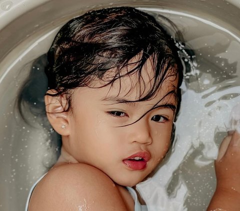 With a Bath as a Capital, Father Makes His Daughter Take Photos like Asia's Next Top Model