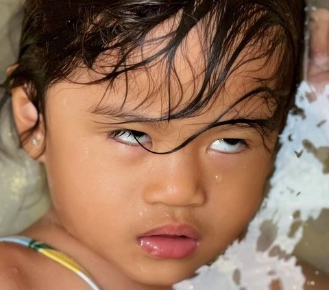 With a Bath as a Capital, Father Makes His Daughter Take Photos like Asia's Next Top Model