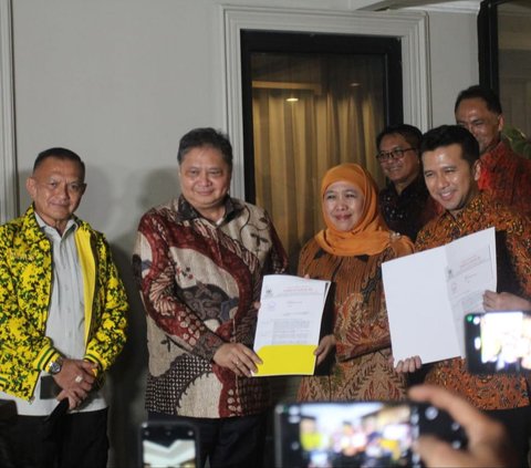 Ketua Umum Partai Golkar Airlangga Hartarto menyerahkan surat rekomendasi kepada Khofifah Indar Parawansa dan Emil Dardak sebagai bakal calon gubernur dan bakal calon gubernur Jawa Timur di kediaman Airlangga Hartarto, Jakarta, Jumat (17/5/2024). Golkar resmi mengusung Khofifah dan Emil Dardak untuk maju Pilgub Jawa Timur pada Pilkada 2014 mendatang. Merdeka.com/Arie Basuki