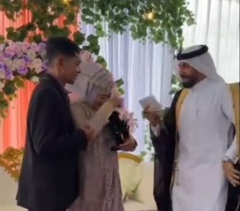 Funny! Arab Employer Attends Indonesian Domestic Worker's Wedding, Every Time He Speaks Everyone Automatically Says Aamiin, Even Though He's Not Reading a Prayer