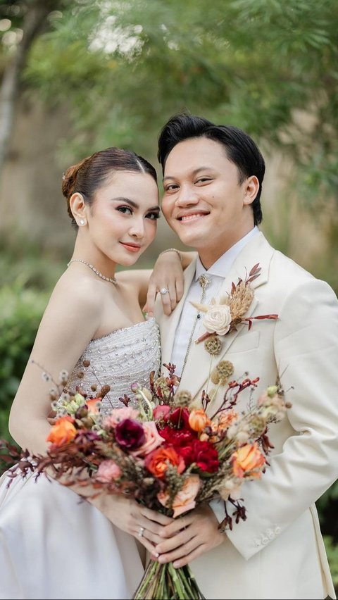 Kebahagiaan Mahalini dan Rizky Febian terus berlangsung. Setelah minggu lalu menikah di Jakarta, keduanya kini menggelar resepsi di Bali.