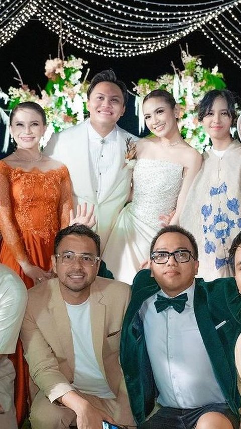 Raffi menjadi bagian penting di pernikahan Mahalini dan Rizky. Saat acara di Jakarta, artis serba bisa ini menjadi MC gratis sebagai kado pernikahan.