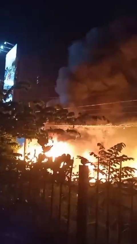 Rumah Warga Dekat Bantaran Rel di Solo Terbakar, 9 Perjalanan KA Terlambat