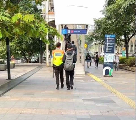 Satpam Ini Antar Penumpang Tuna Netra dari Stasiun Kereta ke Halte Bus, Aksinya Tuai Pujian Warganet