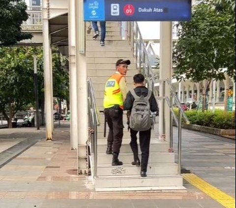 Satpam Ini Antar Penumpang Tuna Netra dari Stasiun Kereta ke Halte Bus, Aksinya Tuai Pujian Warganet