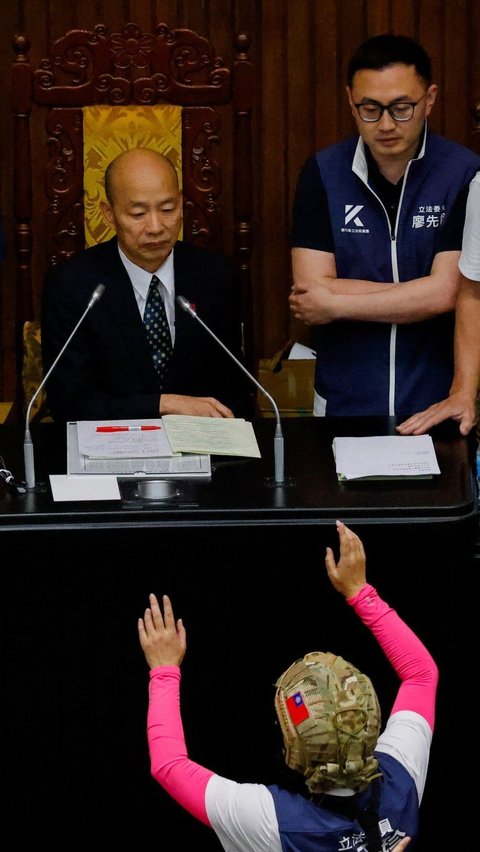 Kericuhan ini terjadi hanya beberapa hari sebelum Presiden terpilih Lai Ching-te resmi menjabat tanpa mayoritas legislatif. REUTERS/Ann Wang