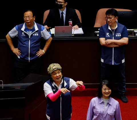 FOTO: Potret Kericuhan di Rapat Parlemen Taiwan, Anggota Dewan Adu Jotos hingga Panjat Meja