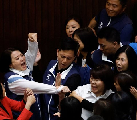 FOTO: Potret Kericuhan di Rapat Parlemen Taiwan, Anggota Dewan Adu Jotos hingga Panjat Meja