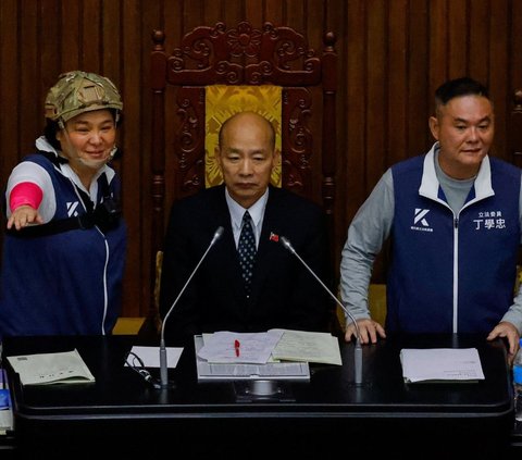 FOTO: Potret Kericuhan di Rapat Parlemen Taiwan, Anggota Dewan Adu Jotos hingga Panjat Meja