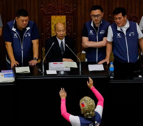 FOTO: Potret Kericuhan di Rapat Parlemen Taiwan, Anggota Dewan Adu Jotos hingga Panjat Meja