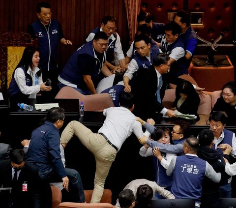 FOTO: Potret Kericuhan di Rapat Parlemen Taiwan, Anggota Dewan Adu Jotos hingga Panjat Meja