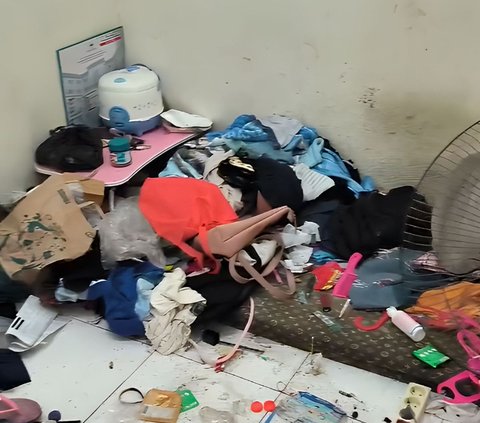 The Occupant is a Beautiful College Student But Her Rented Room is Like a Landfill: Trash and Clothes Piled Up on the Bed, Dirty Laundry Accumulated Near the Squatting Toilet