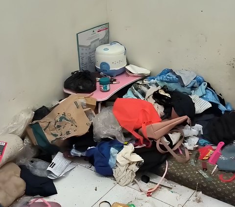 The Occupant is a Beautiful College Student But Her Rented Room is Like a Landfill: Trash and Clothes Piled Up on the Bed, Dirty Laundry Accumulated Near the Squatting Toilet