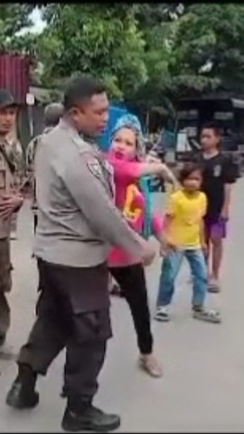 Viral Emak-Emak di Makassar Mengamuk dan Tampar Polisi, Ternyata Ini Pemicunya