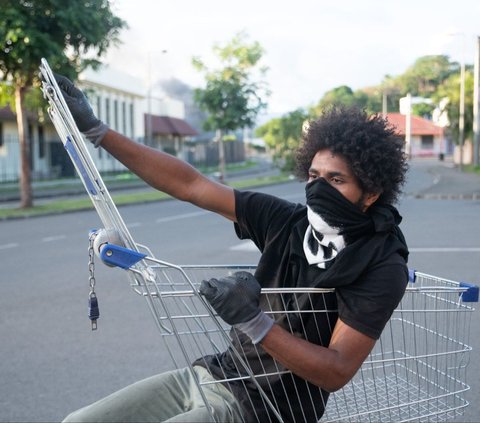 FOTO: Kacau Balau! Kerusuhan Pecah di Kaledonia Baru, Toko Dijarah hingga Mobil-Mobil Dibakar