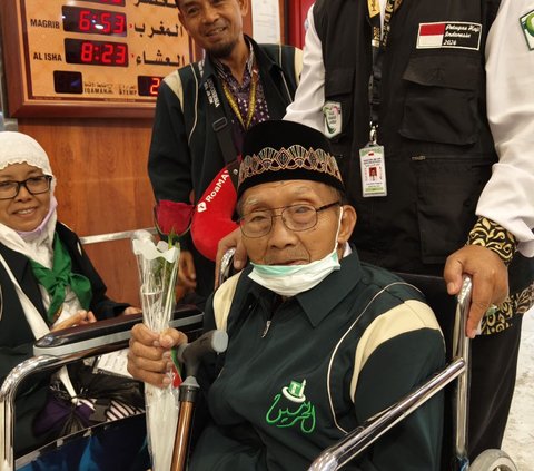 Senyum Merekah Mbah Harjo Mislan Saat Melihat Lambang Merah-Putih di Baju Petugas Haji