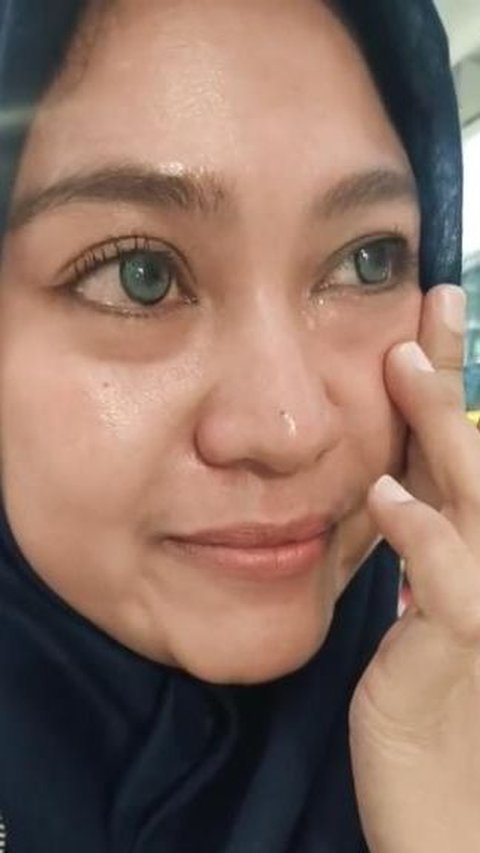 Migrant worker from Indonesia immediately bursts into tears of emotion after hearing the Azan at Soekarno-Hatta Airport, the reason behind it is heart-wrenching.