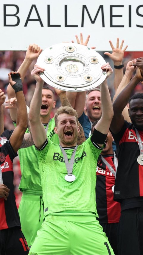 Bayer Leverkusen mencetak sejarah menjadi tim pertama yang menjuarai Bundesliga tanpa kekalahan. Foto: REUTERS/Thilo Schmuelgen