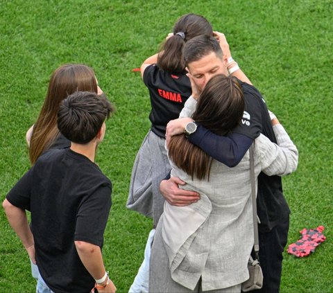 FOTO: Kemesraan Xabi Alonso dan Istri Rayakan Bayer Leverkusen Juara Bundesliga Tanpa Kekalahan