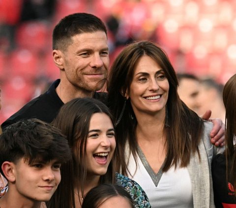 FOTO: Kemesraan Xabi Alonso dan Istri Rayakan Bayer Leverkusen Juara Bundesliga Tanpa Kekalahan