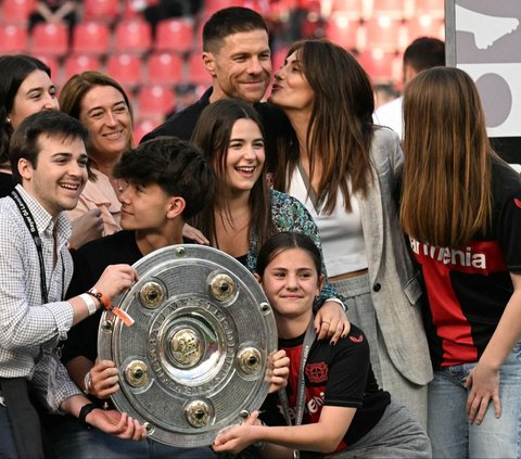 FOTO: Kemesraan Xabi Alonso dan Istri Rayakan Bayer Leverkusen Juara Bundesliga Tanpa Kekalahan