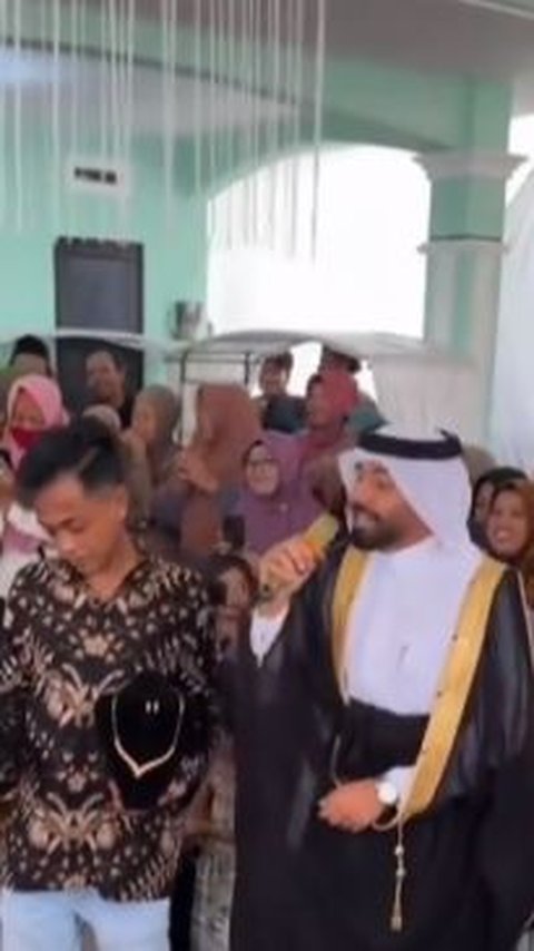 Diketahui, si pengantin tak lain merupakan asisten rumah tangga (ART) yang bekerja di kediaman sang majikan di tanah arab. <br>