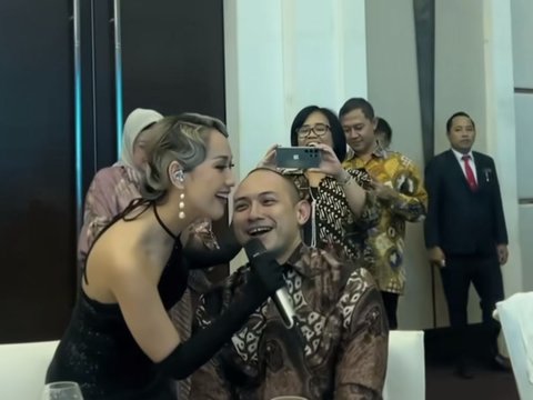 Momen BCL Nyanyi di Acara Kantor Suami, Ada Momen Tiko Aryawardhana Beri Ciuman