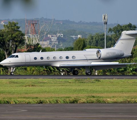 Elon Musk saat mendarat dengan pesawat jet pribadinya di Bandara Internasional I Gusti Ngurah Rai di Denpasar, Bali, Minggu (19/5/2024). Foto: SONNY TUMBELAKA / AFP<br>