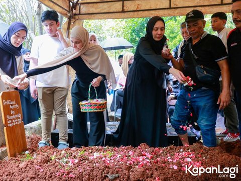 Potret Deswita Maharani Antar Mendiang Sang Ayah ke Tempat Peristirahatan Terakhir, Ungkap Penyakit yang Diidap Almarhum