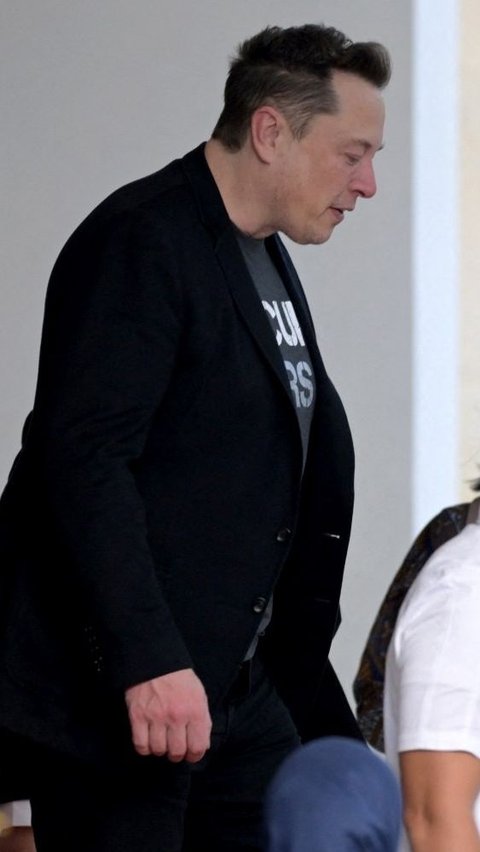 Sementara Elon Musk tampil dalam balutan kaos abu-abu yang dipadukan dengan jas hitam. Foto: SONNY TUMBELAKA / AFP