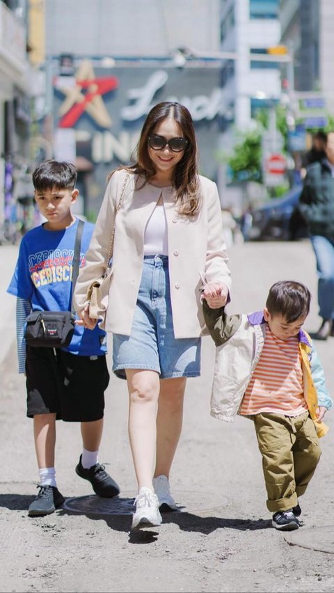 Intip Potret Nagita Slavina Bersama Rafathar & Rayyanza saat Jalan-jalan di Korea, Netizen 'Mama Gigi dan Adik-adiknya'