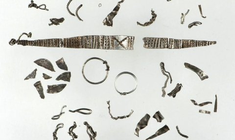 Harta Karun Bangsa Viking Ditemukan Hanya Terpendam 2 Sentimeter di Dalam Tanah, Terbuat dari Perak Berkilau