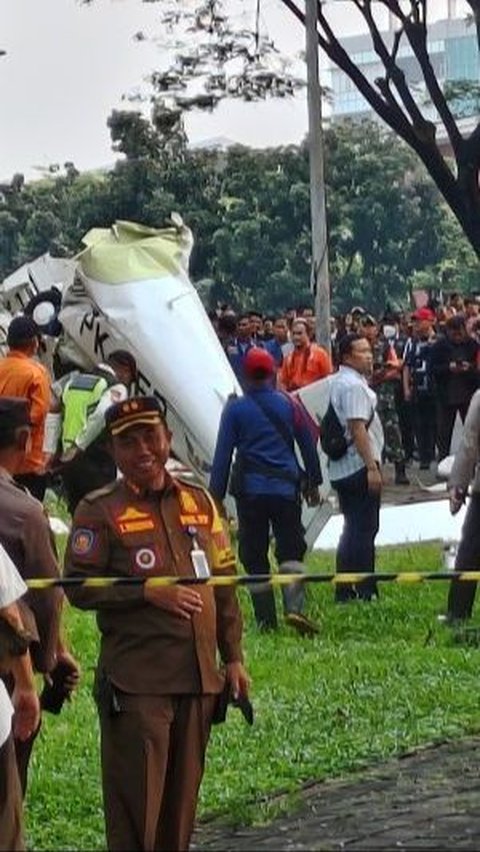 Dua Korban Meninggal Masih Terjebak, Badan Pesawat Jatuh di BSD Tangsel Dipotong untuk Evakuasi<br>