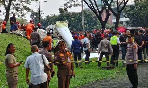 Dua Korban Meninggal Masih Terjebak, Badan Pesawat Jatuh di BSD Tangsel Dipotong untuk Evakuasi