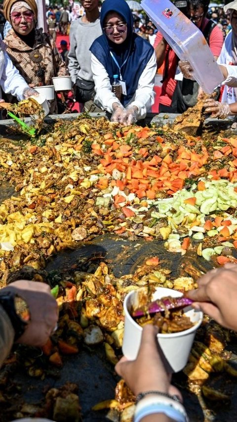 Total porsi rujak cingur yang disajikan dalam festival ini mencapai 1.531 porsi. Foto: JUNI KRISWANTO / AFP<br>