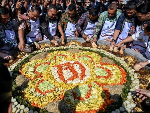 FOTO: Meriahnya Festival Rujak Uleg ke-20 di Surabaya, Cobek Raksasanya Bikin Salfok